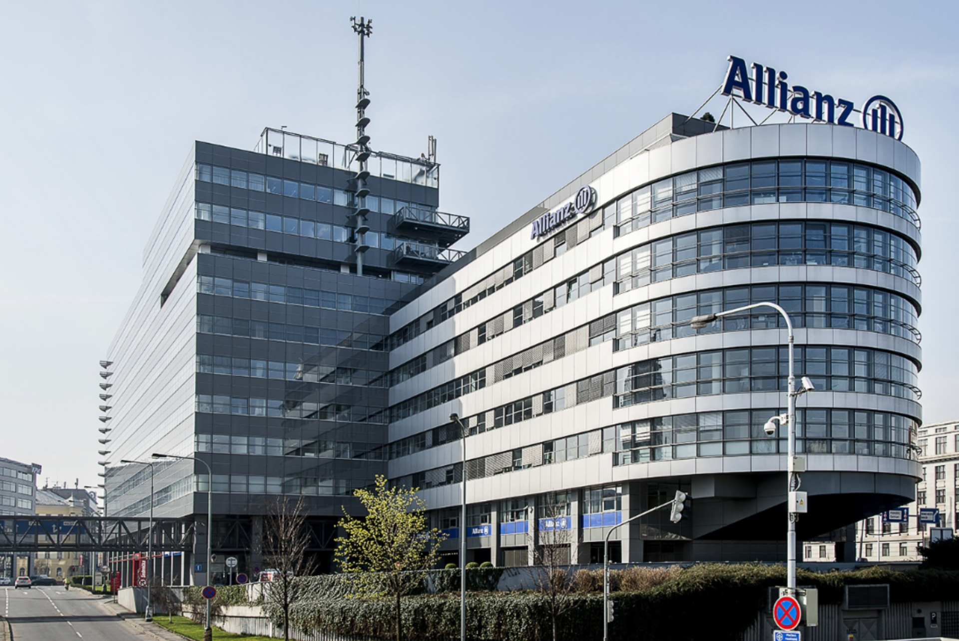 Centrála Allianz pojišťovny, a.s.: Ke Štvanici 656/3, 186 00 Praha 8 - Florenc.